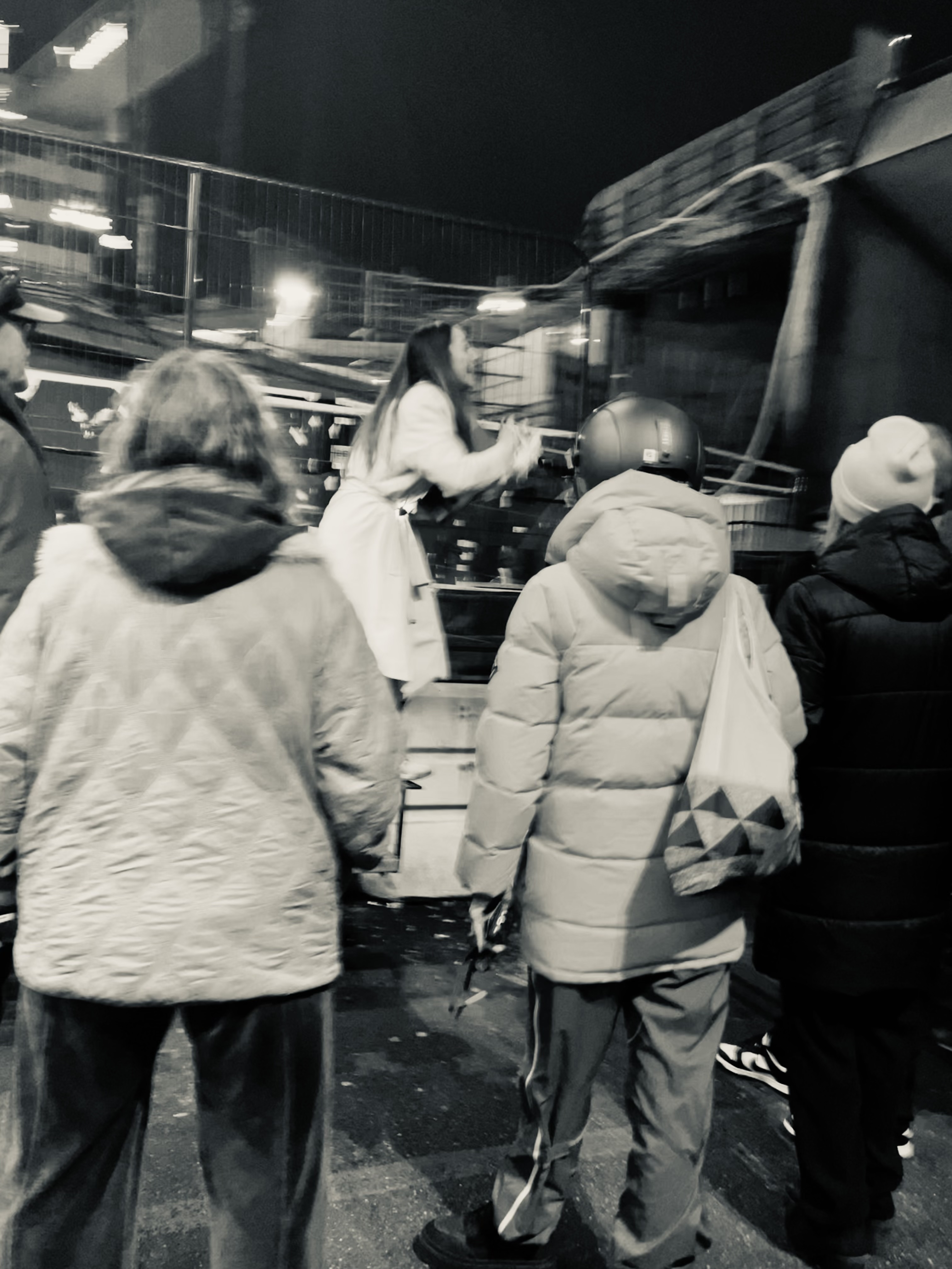 Stockholm, novembre 2025, elle scande