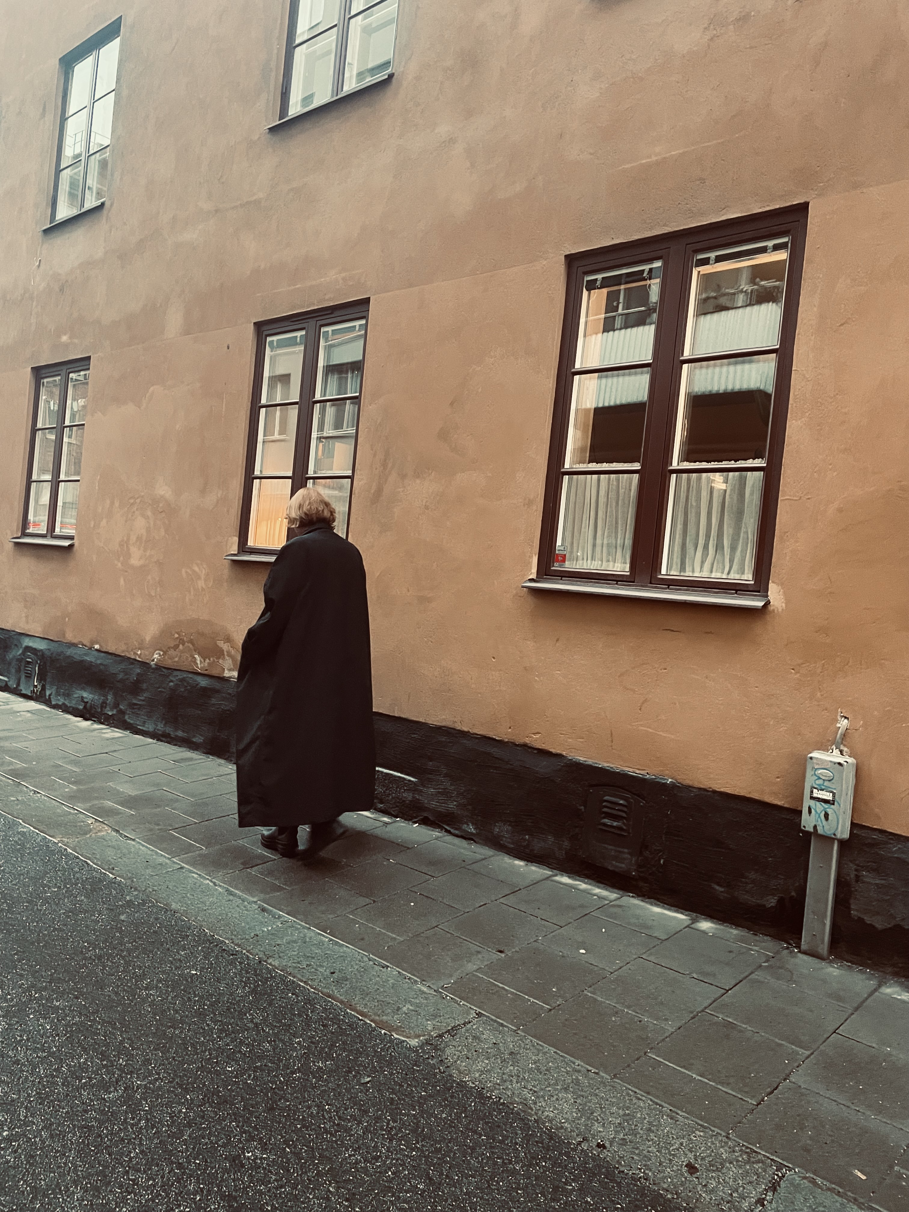 Elle marche dans Gamla Stan